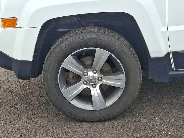 Used 2017 White Jeep Latitude image 11