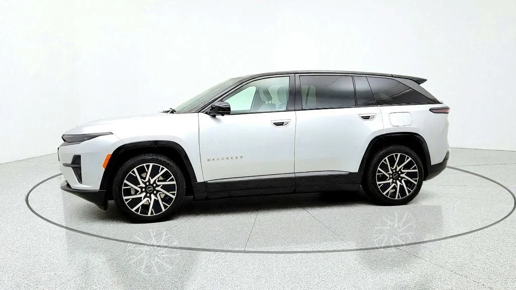 Used 2025 Silver Zynith Clearcoat Jeep Limited AWD w/ Dark Appearance Package & Titanium Accents image 8