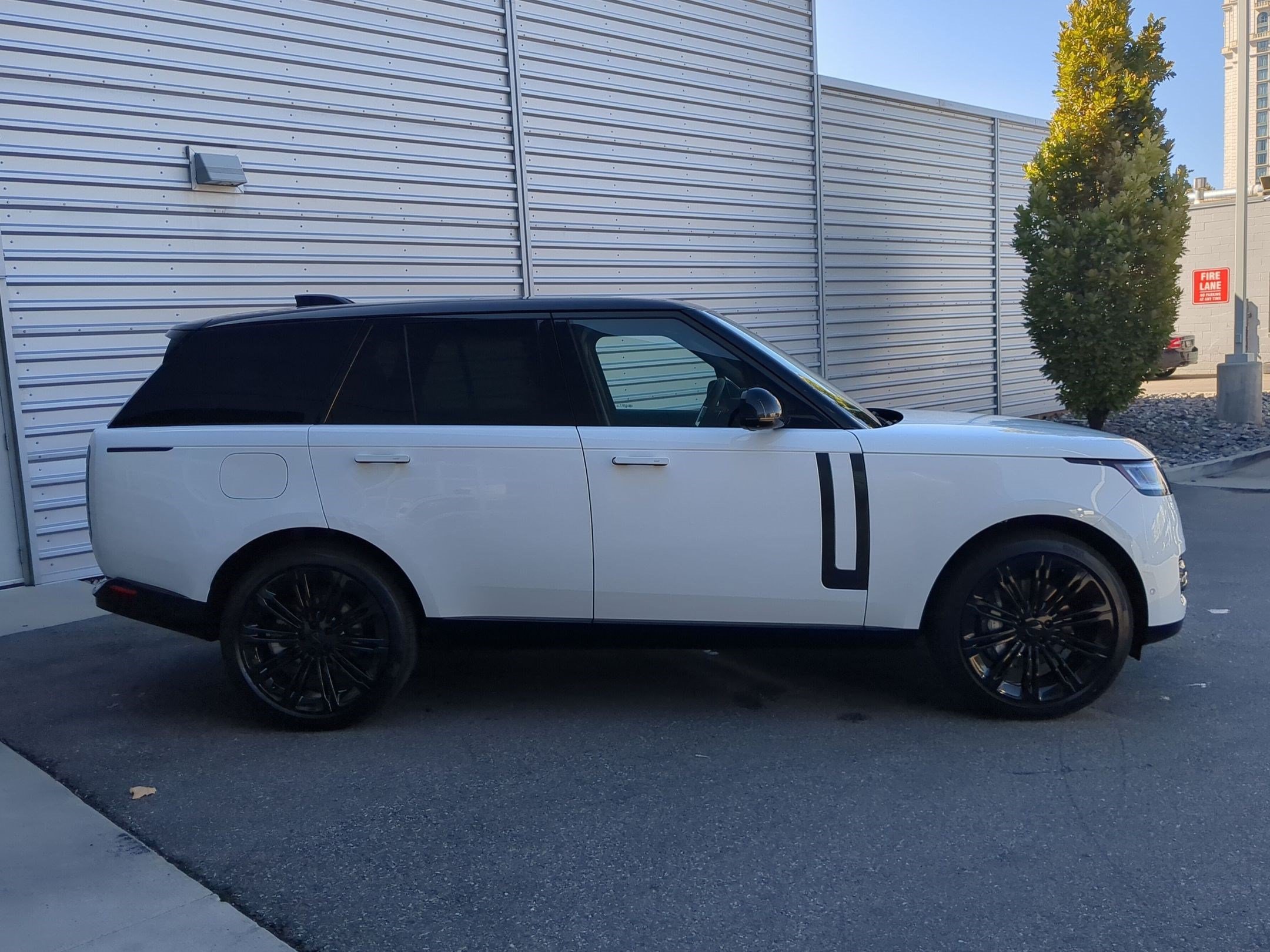 New 2026 Fuji White Land Rover P400 SE image 4