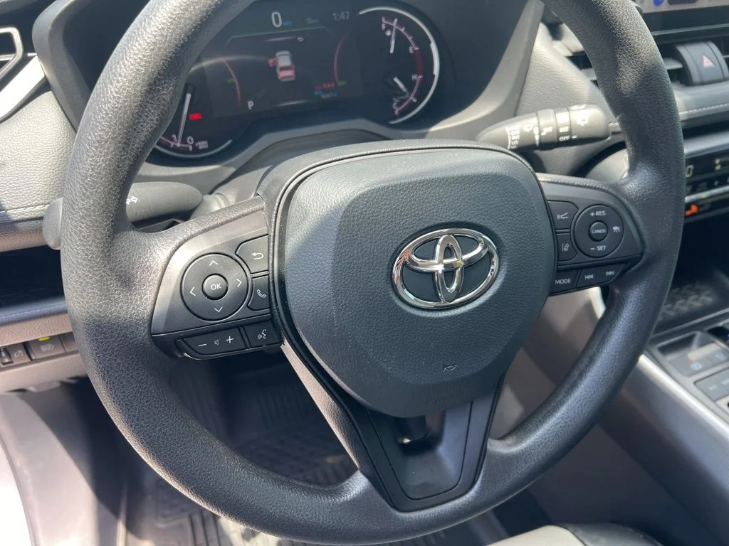 Used 2025  Toyota XLE image 47