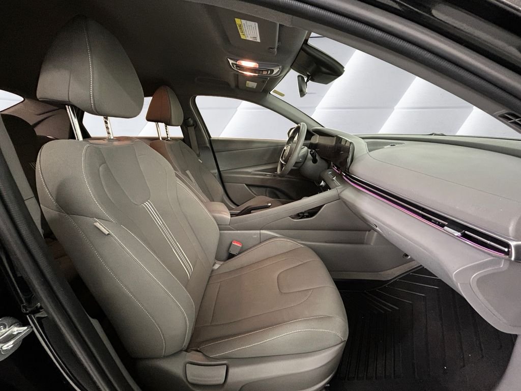 Used 2024 Black Hyundai SEL image 13