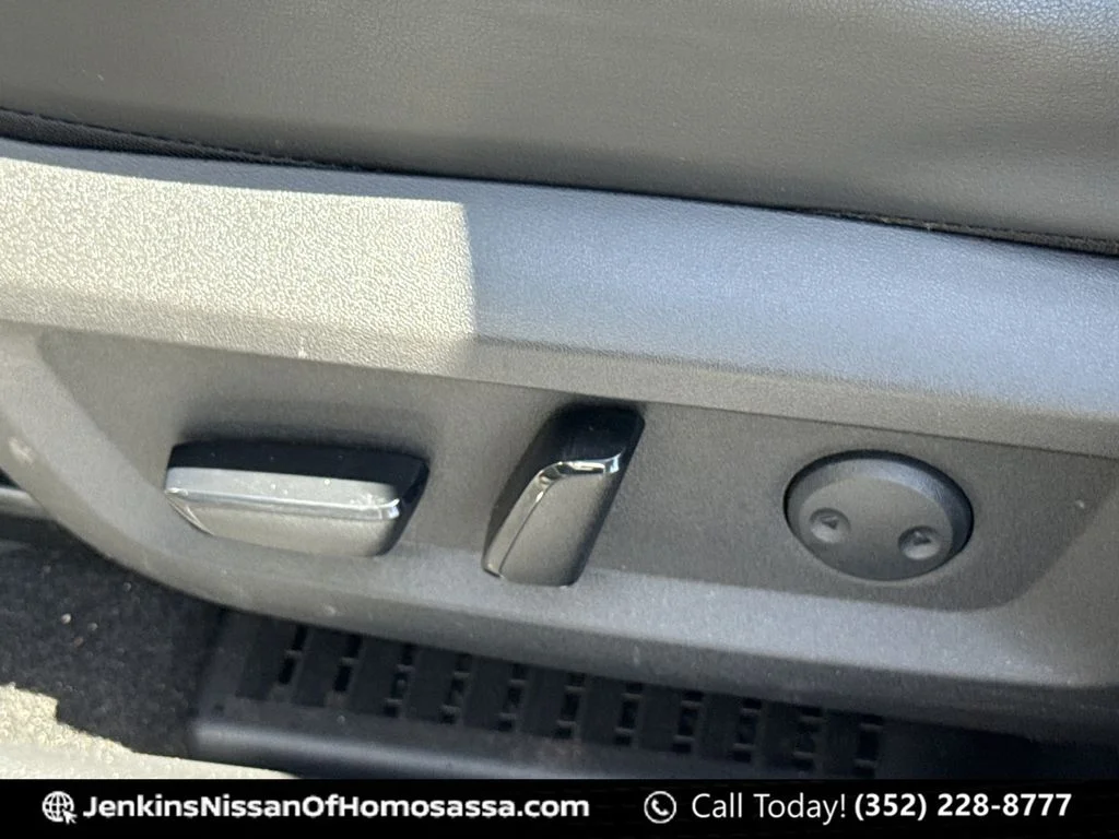 Used 2021 Silver Nissan Platinum image 33