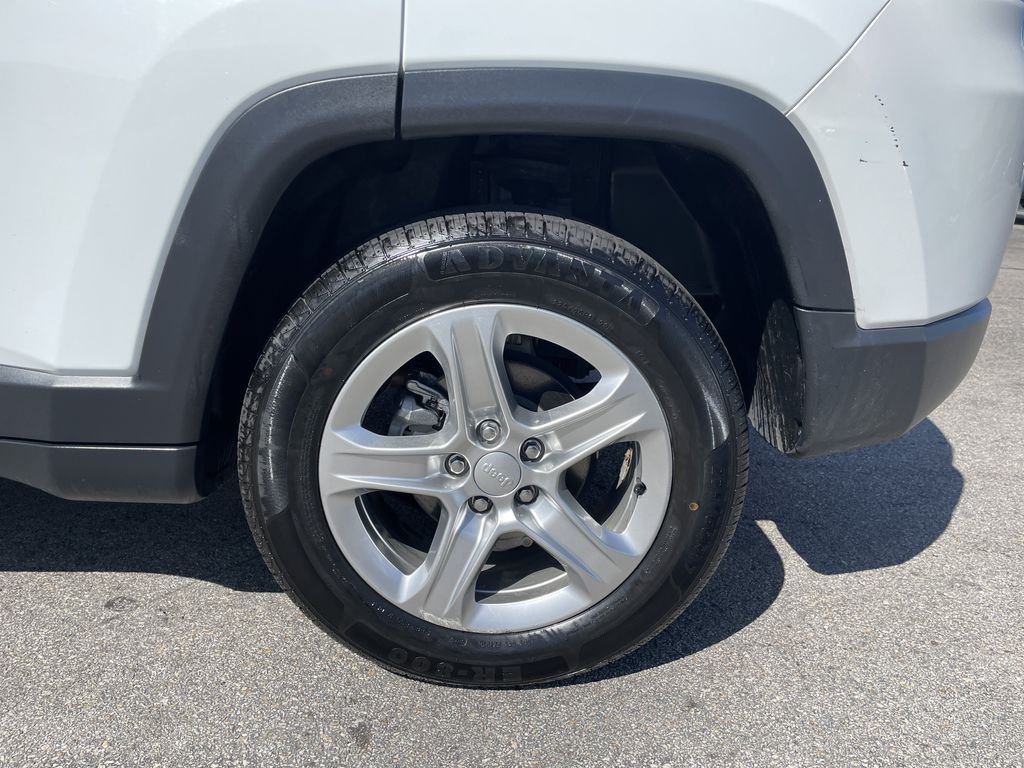 Used 2024 White Jeep Latitude image 10