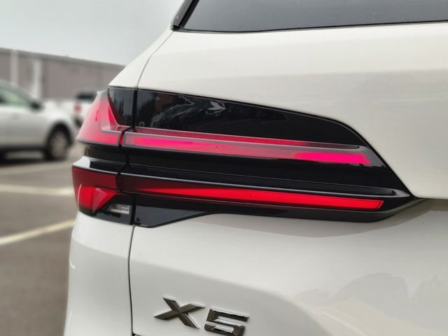 New 2026 White BMW xDrive40i image 10