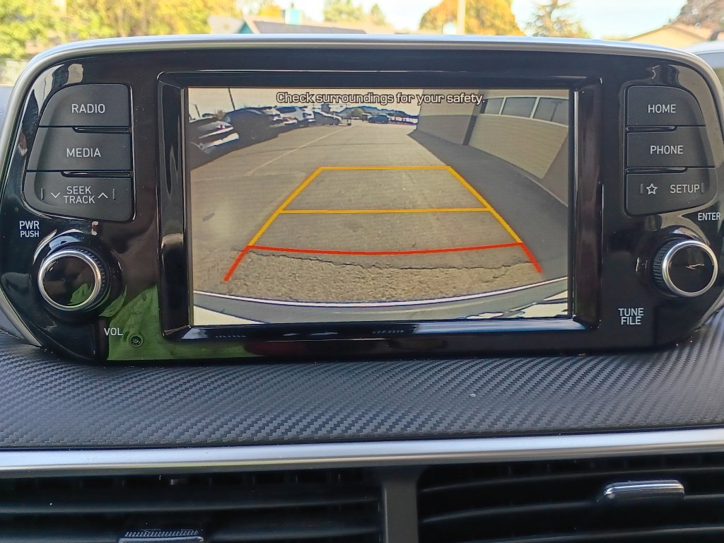 Used 2020 White Hyundai SE image 22