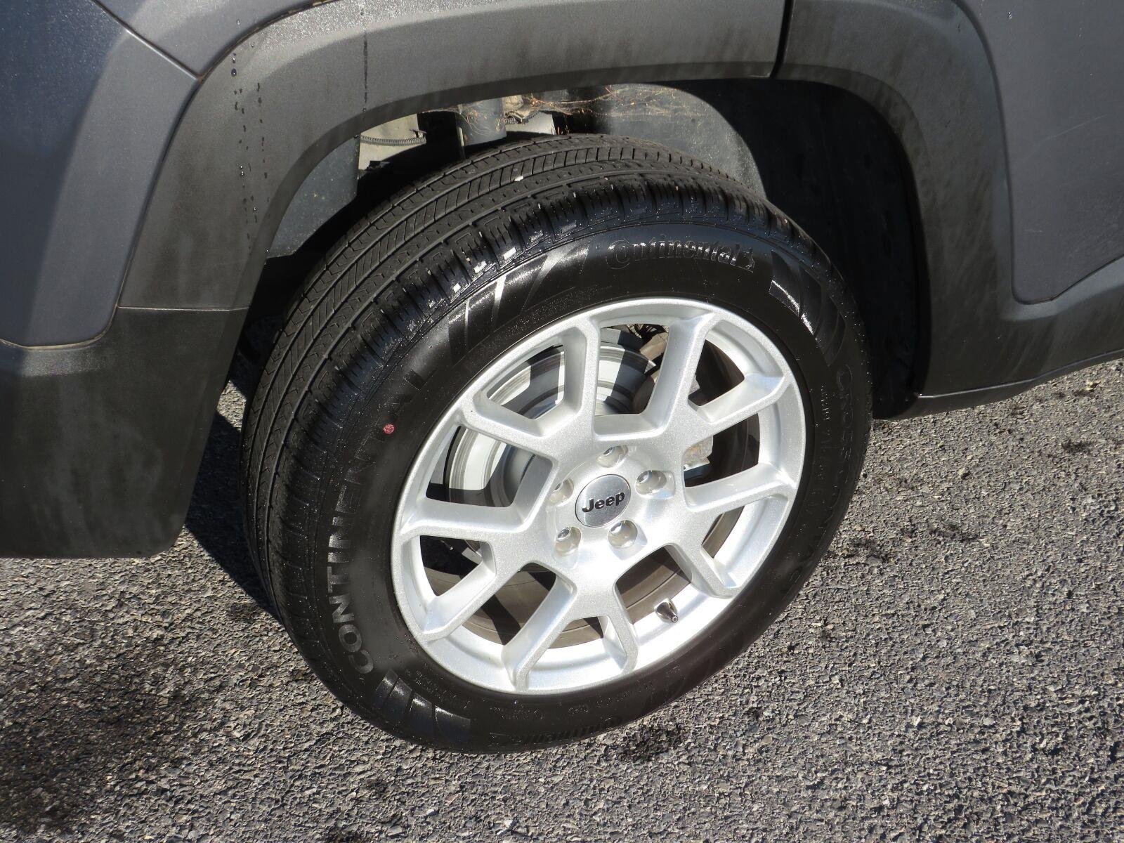 Used 2023 Graphite Gray Jeep Latitude image 10