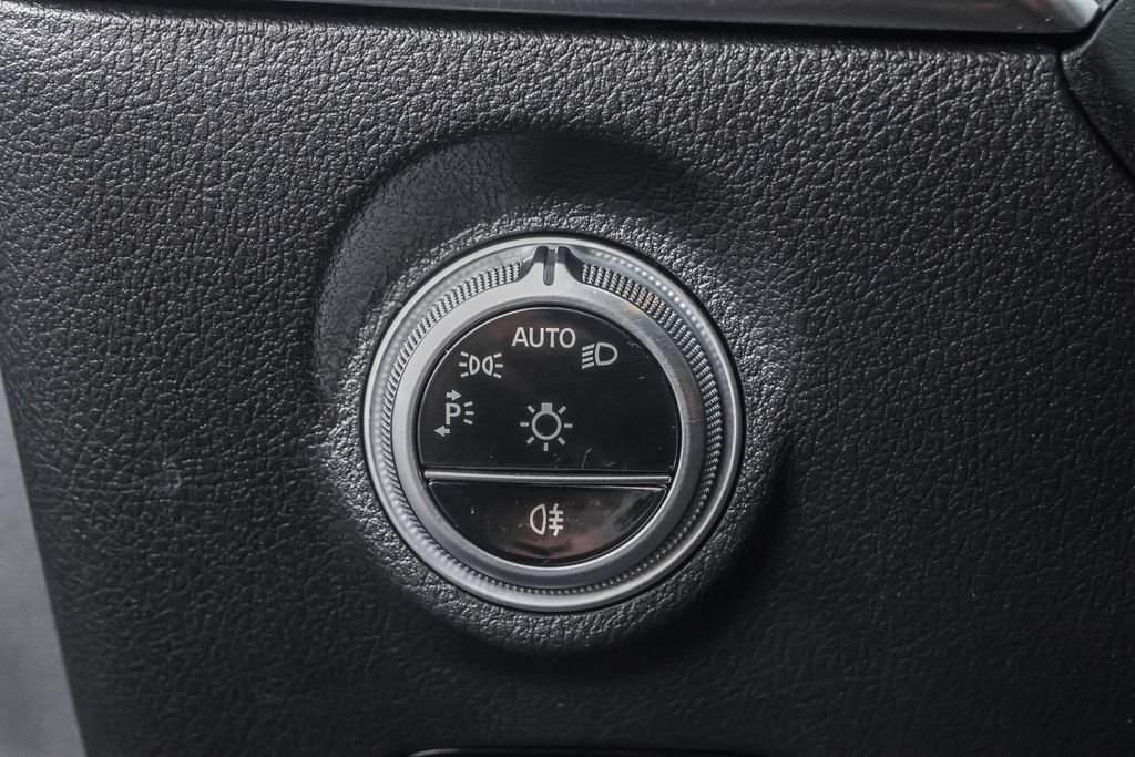 Used 2025  Mercedes-Benz C 300 image 19