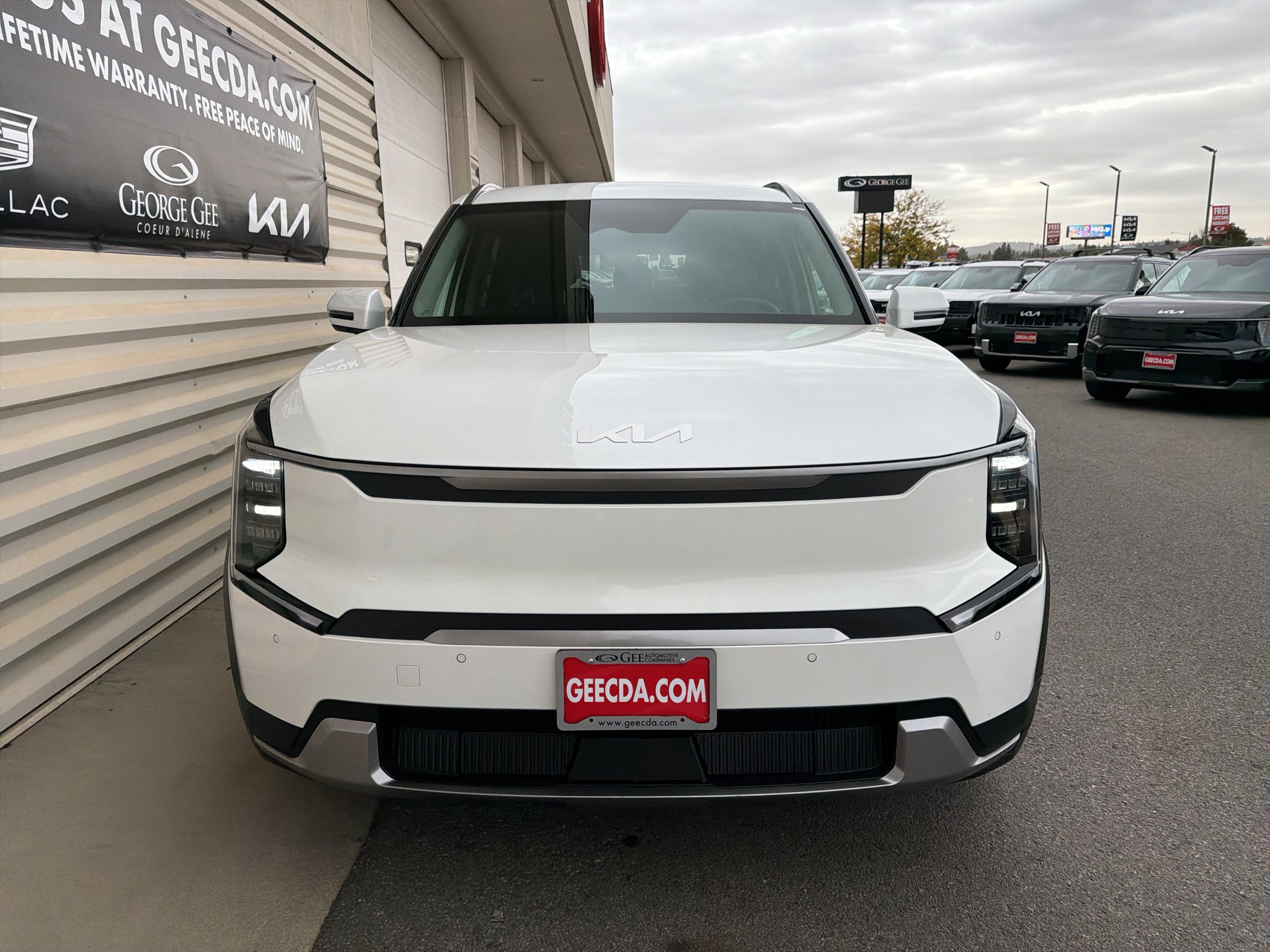 Certified Used 2024 Snow White Pearl Kia Wind image 3