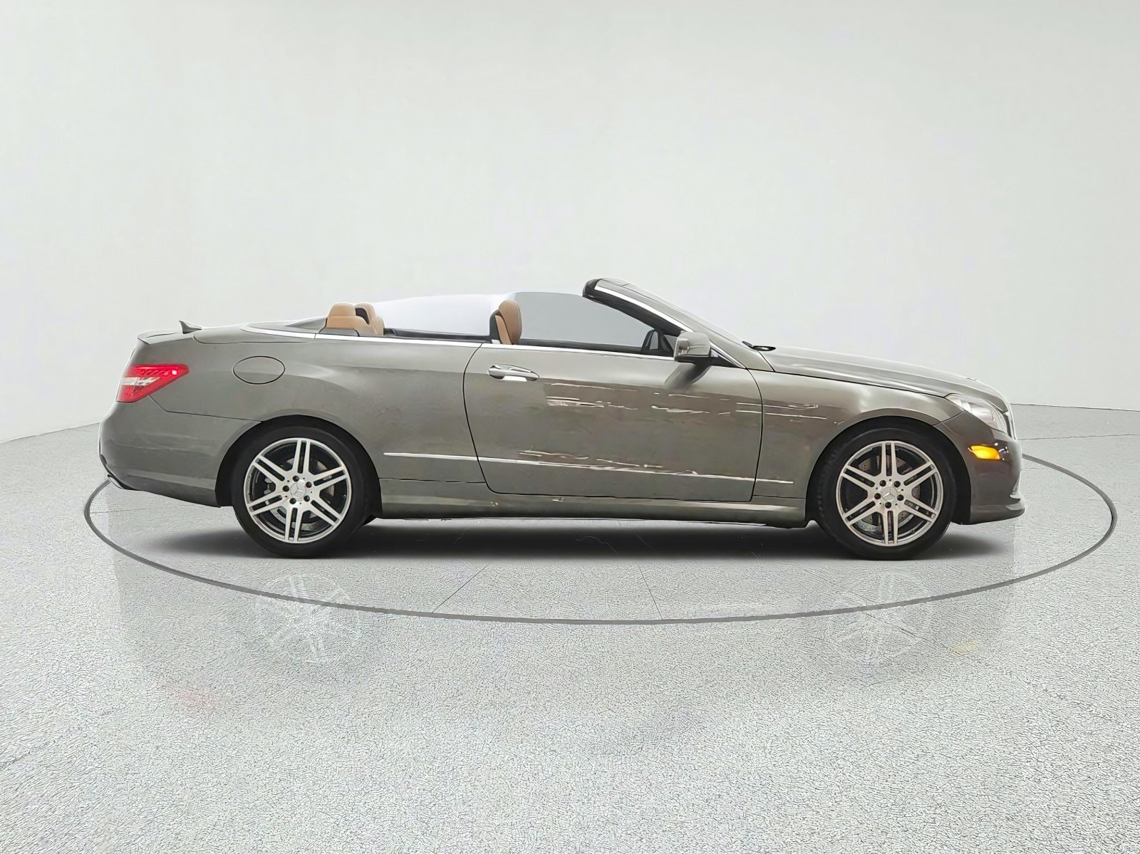 Used 2011 Olivine Grey Mercedes-Benz 2dr Cabriolet E 550 RWD image 4