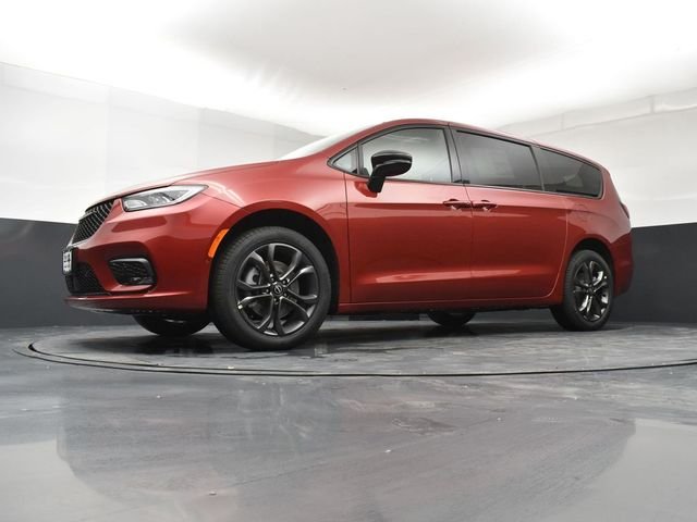 New 2026 Red Hot Pearl-Coat Exterior Paint Chrysler Select image 24