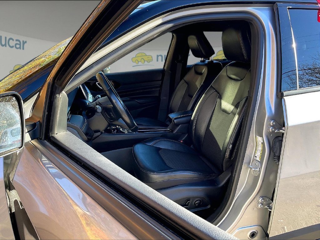 Used 2022 Silver Jeep Latitude image 10