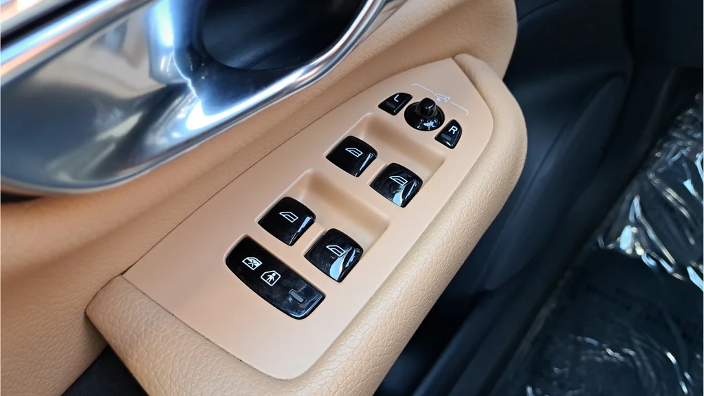 Used 2019 White Volvo T6 Momentum image 25