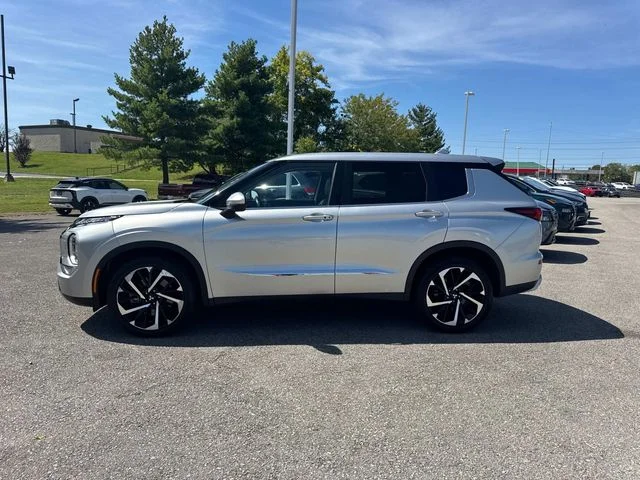 Used 2022 Silver Mitsubishi SE image 8