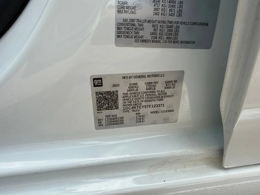 Used 2026 Summit White Chevrolet LT DRW image 38