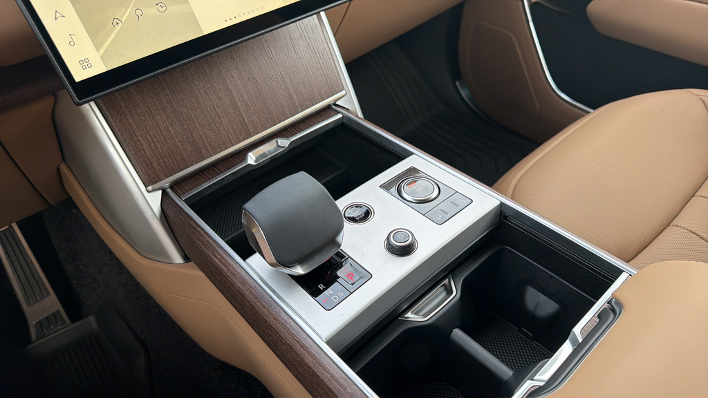 New 2027 Santorini Black Land Rover SE image 21