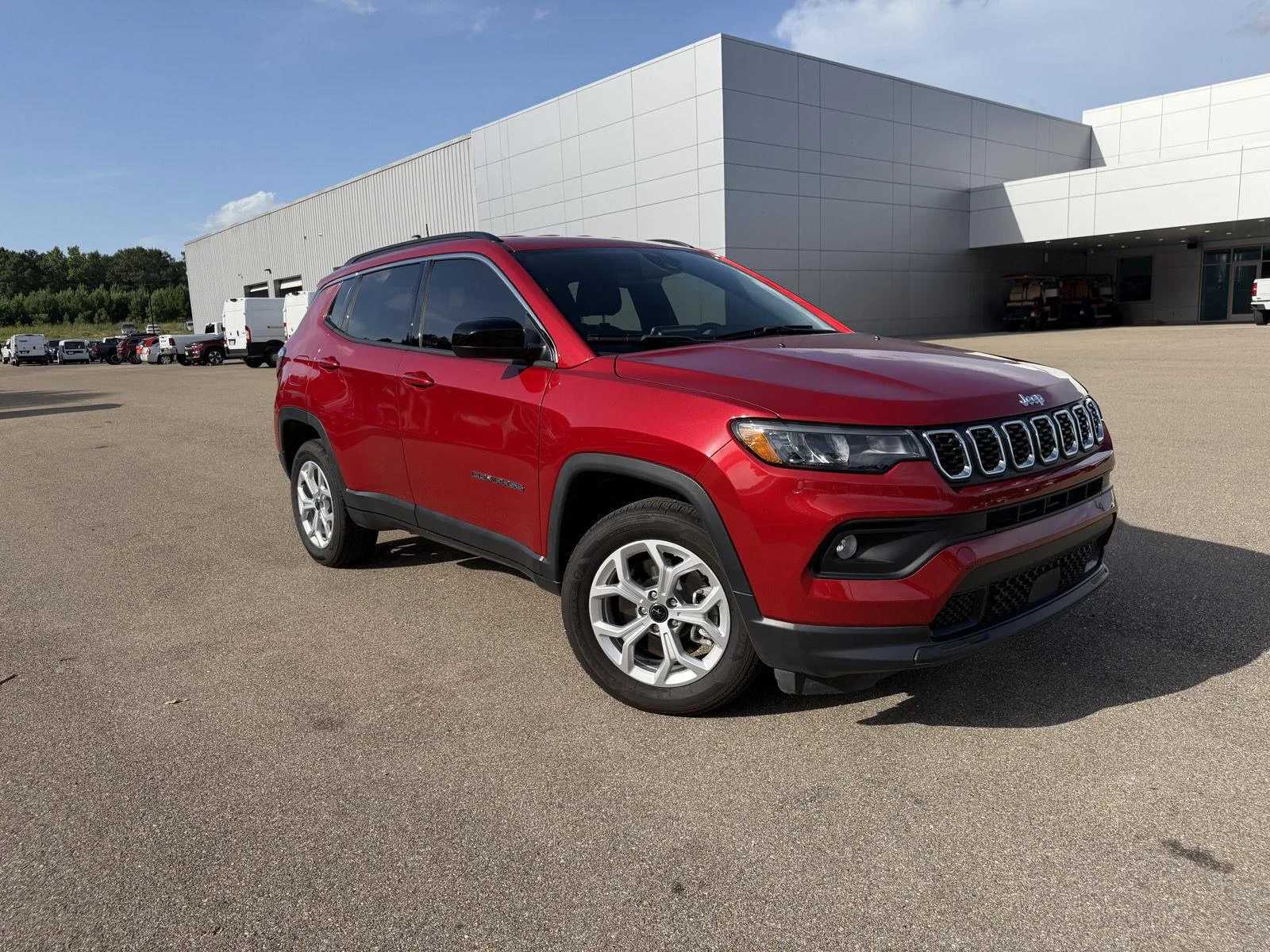 Used 2025 Red Hot Pearlcoat Jeep Latitude image 3