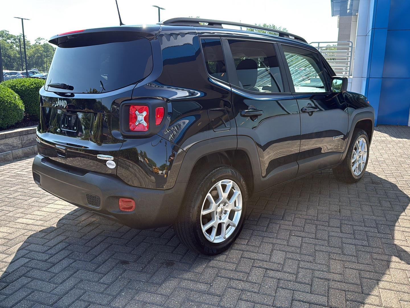 Used 2022 Black Clearcoat Jeep Latitude image 5