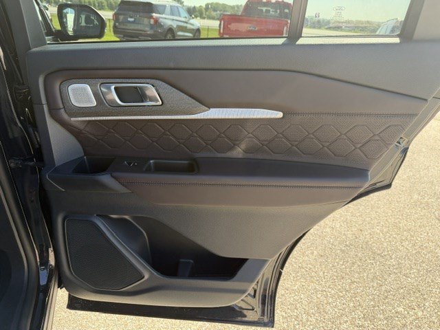 Used 2025 Black Metallic Ford Platinum image 33