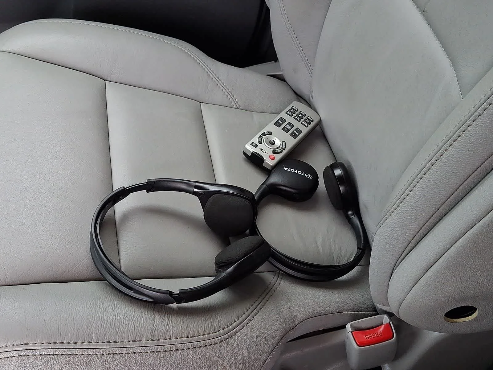 Used 2016 Predawn Gray Mica Toyota XLE Premium image 15