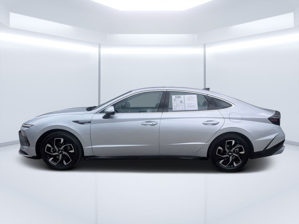 Used 2025 Silver Hyundai SEL image 8