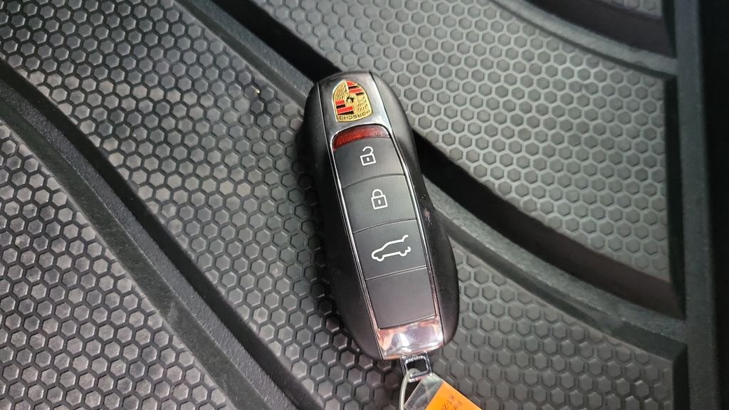 Used 2025  Porsche Base image 26