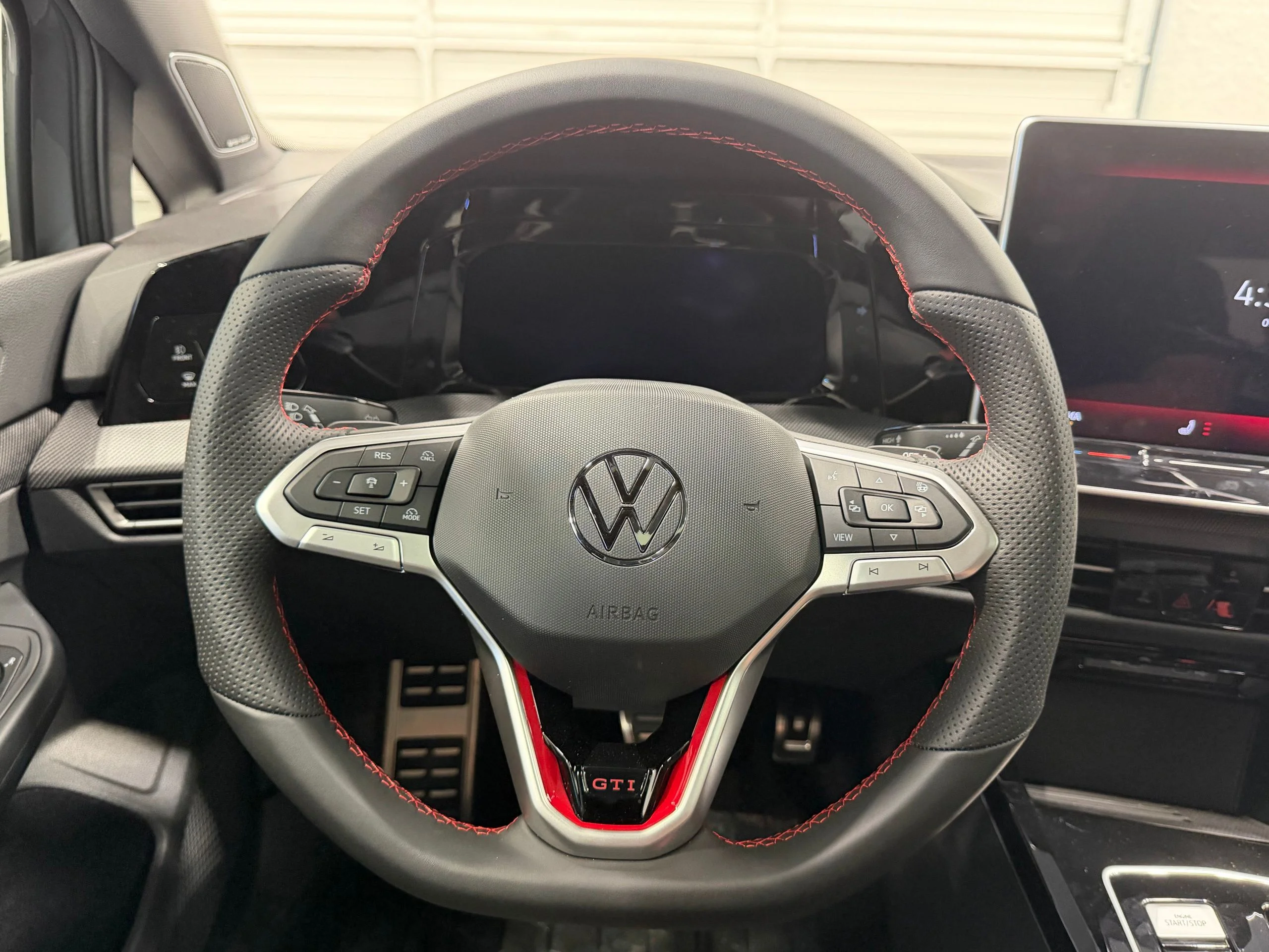 2025 Volkswagen Golf GTI SE - Photo 34