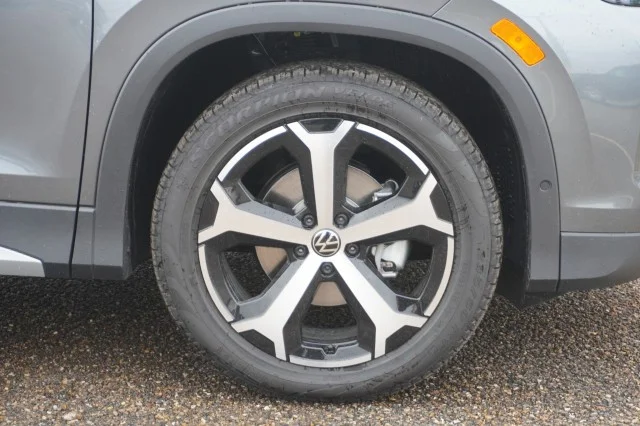 New 2026 Platinum Gray Metallic Volkswagen SE image 5