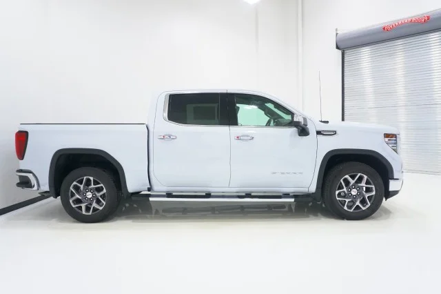 New 2026 Glacier White Tricoat GMC SLT image 4