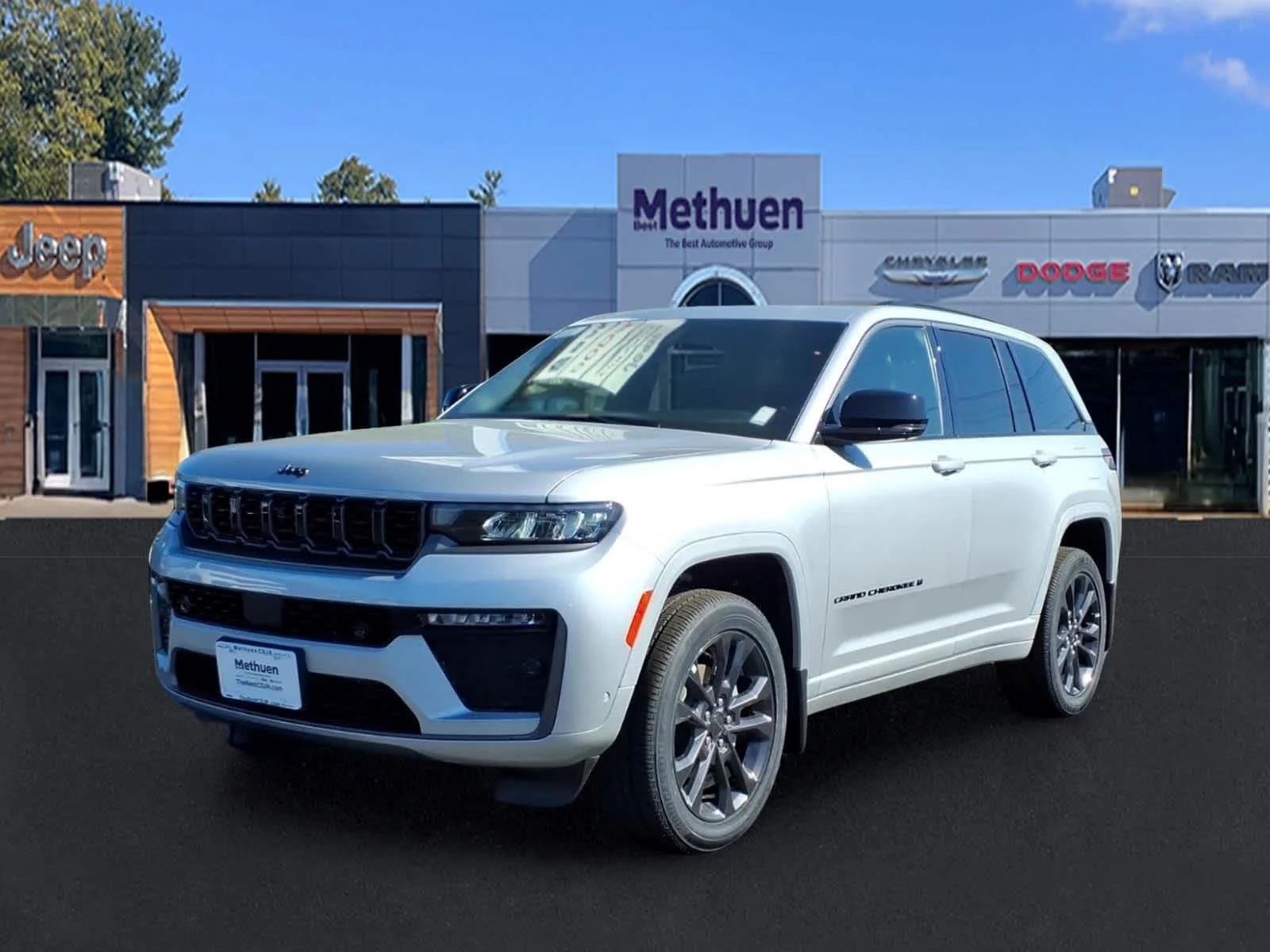 New 2026 Silver Zynith Jeep Laredo Altitude image 3