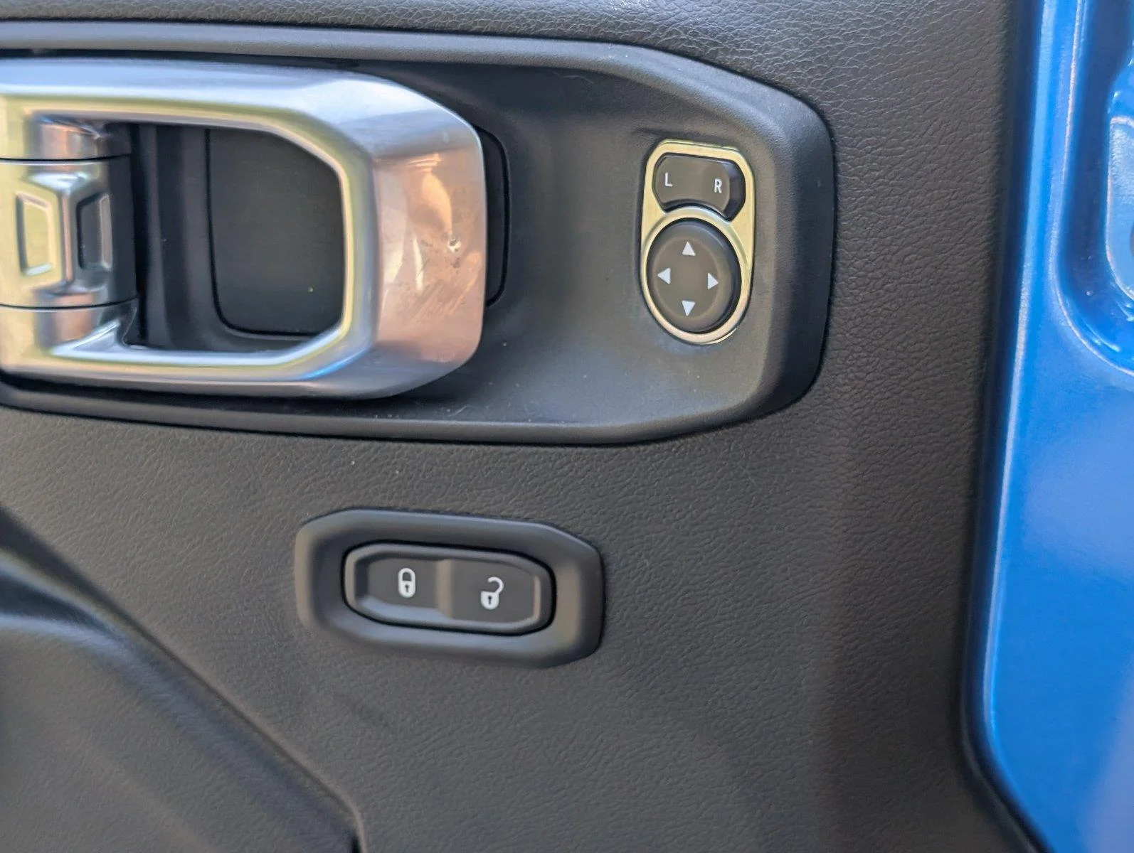 Used 2023 Hydro Blue Pearlcoat Jeep Sport S image 20
