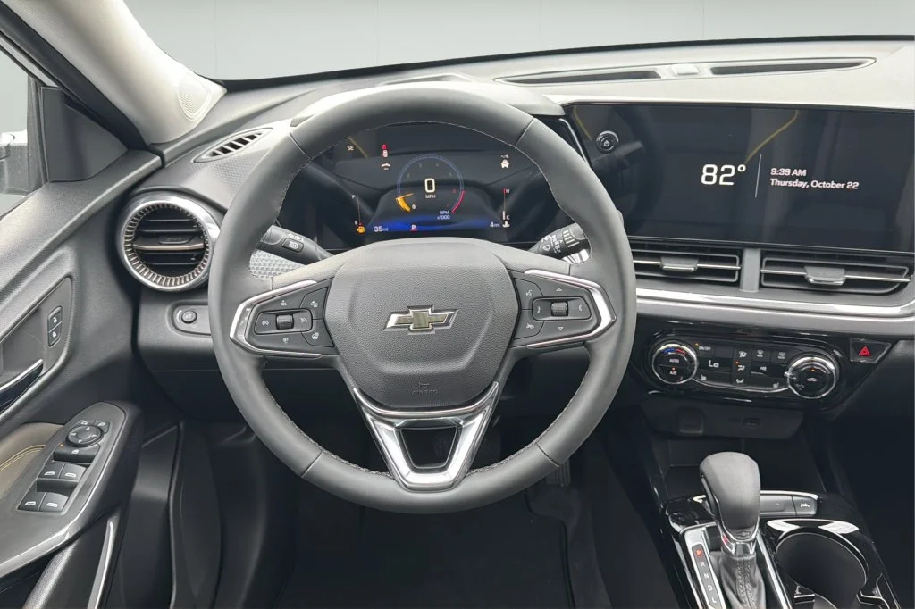 New 2026 Summit White Chevrolet ACTIV image 21