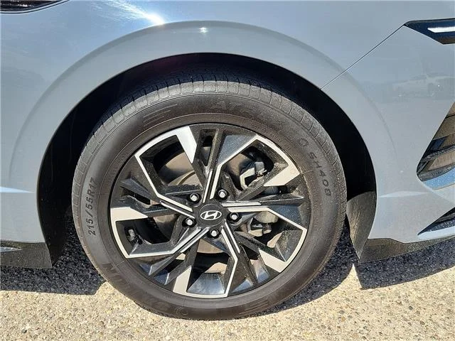 Used 2025 Aero Silver Hyundai SEL Front-Wheel Drive image 7