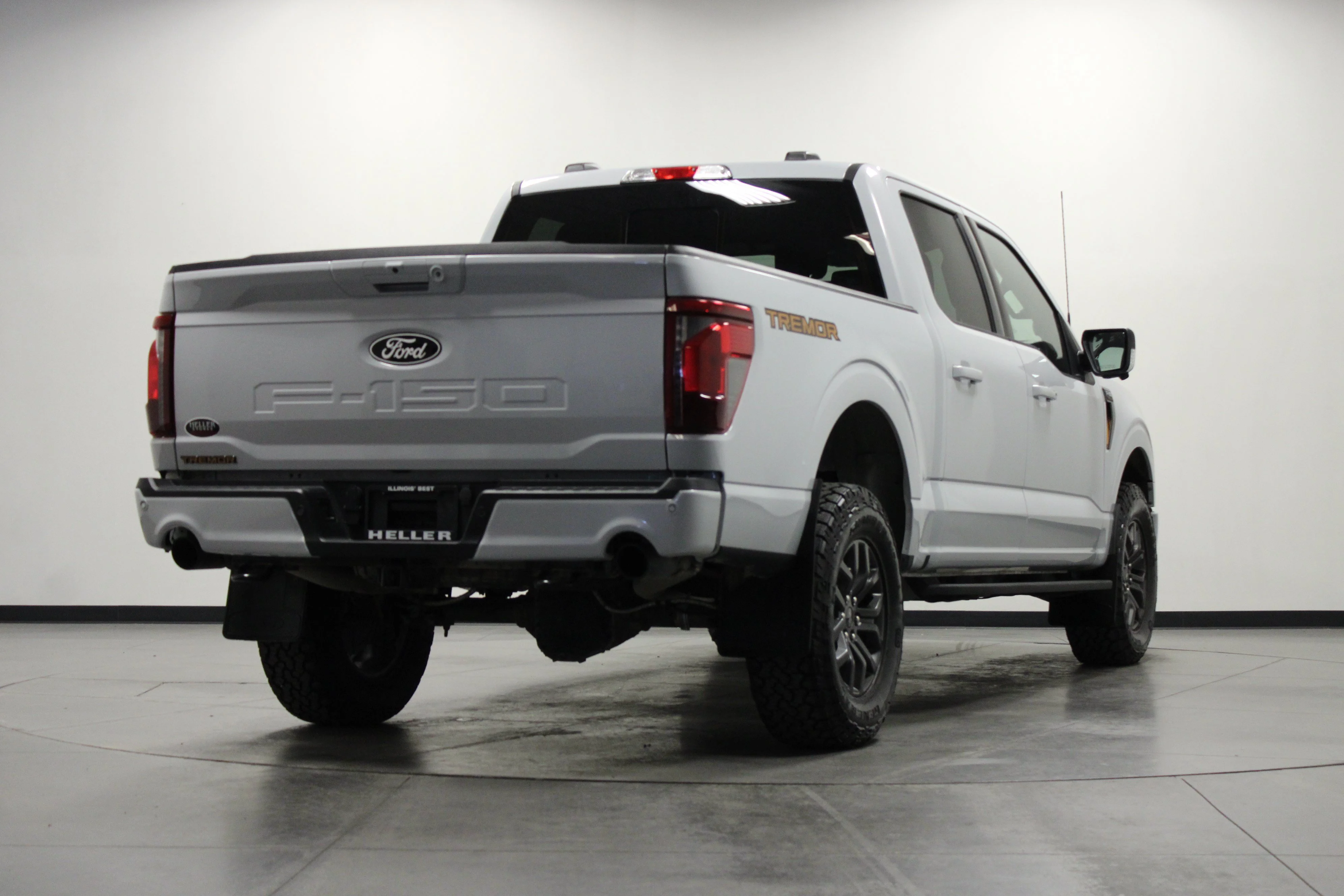 Used 2025 Oxford White Ford Tremor image 4