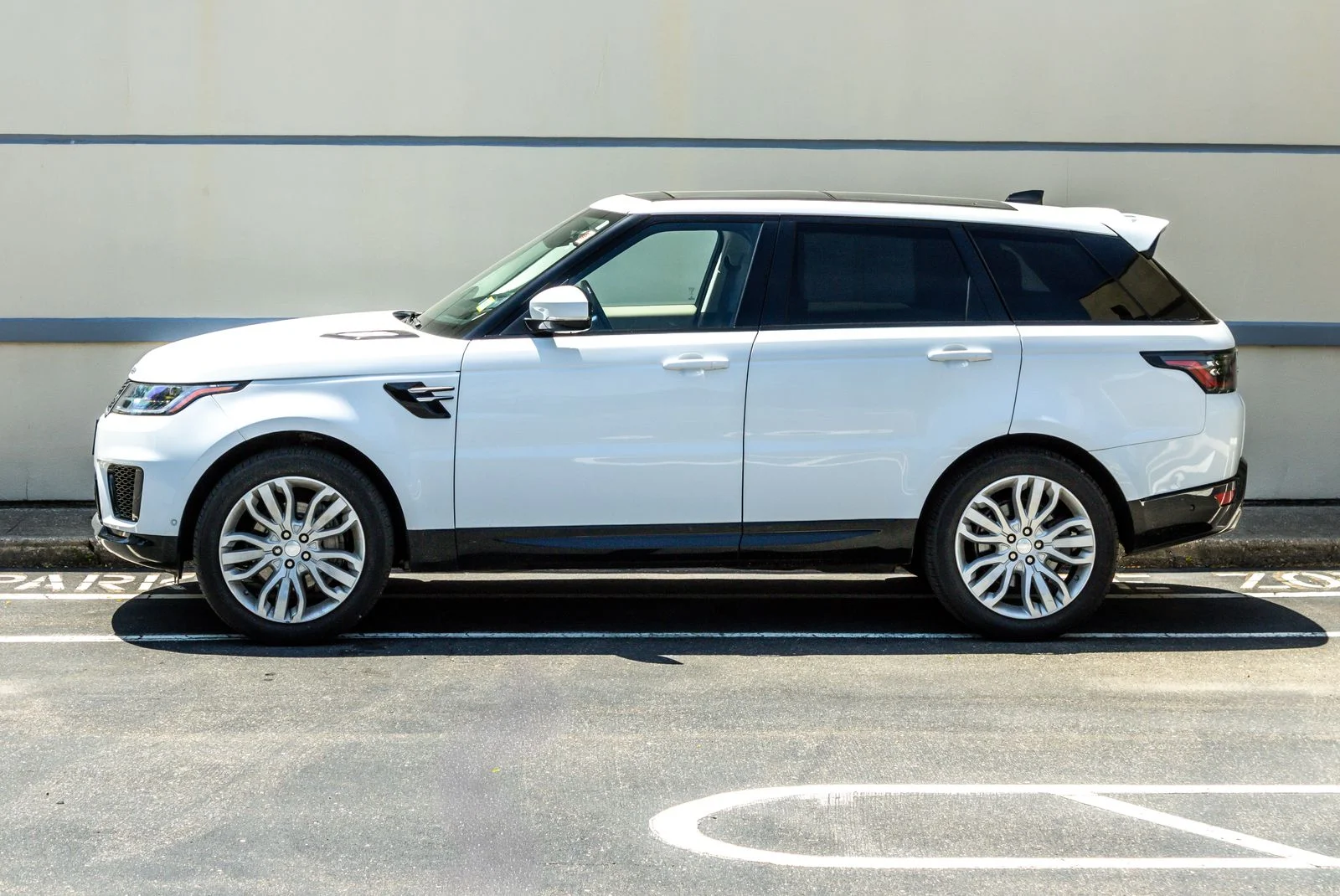Used 2019 White Land Rover HSE image 4