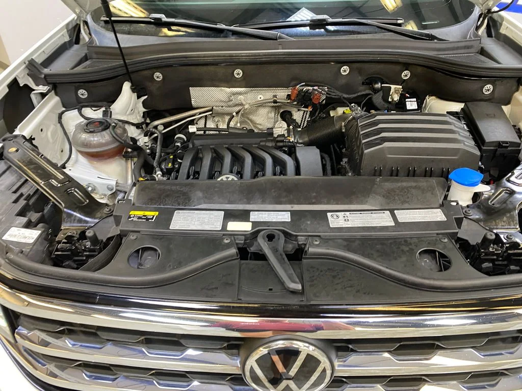 Used 2020 White Volkswagen 3.6L V6 SEL Premium image 9
