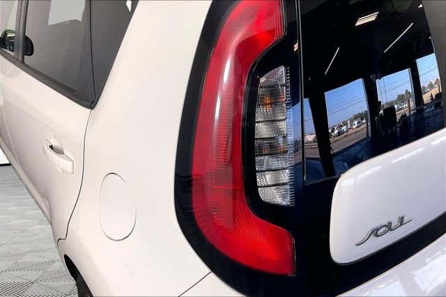 Used 2015 White Kia Plus image 11