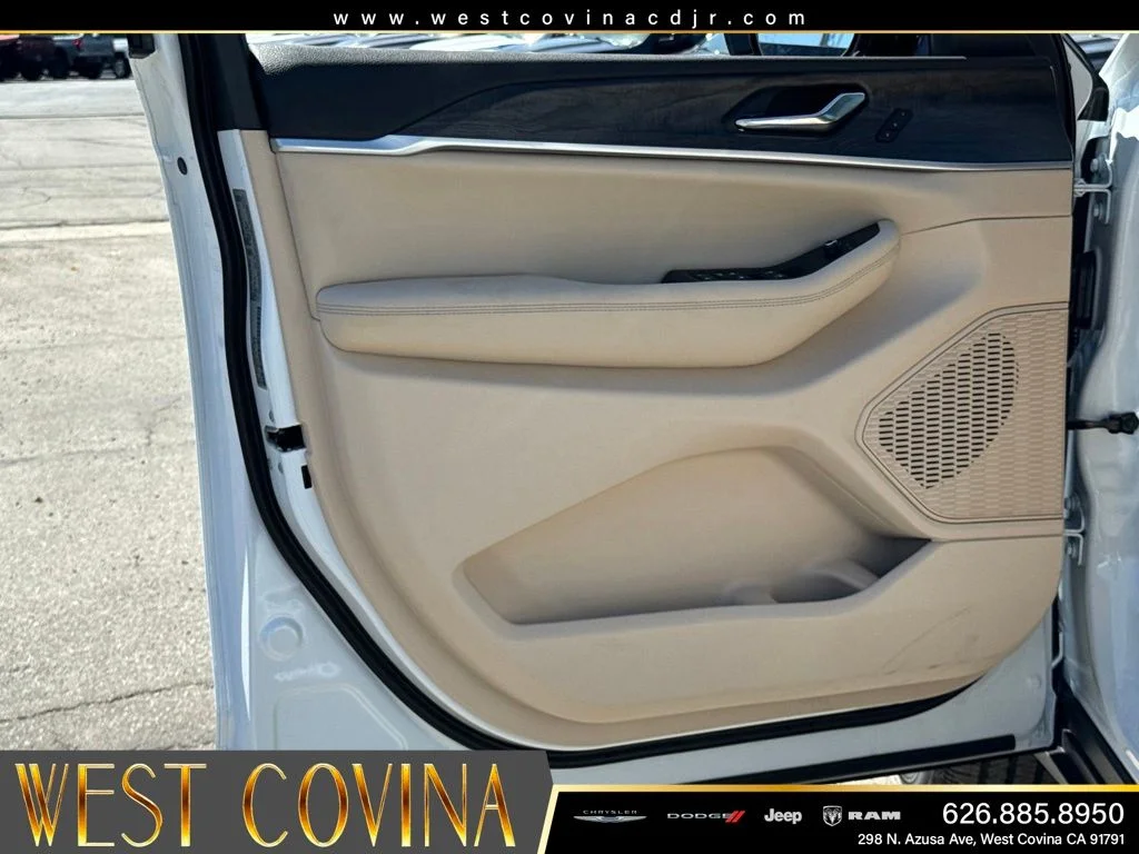 New 2026 Bright White Clear-Coat Exterior Paint Jeep Limited image 19