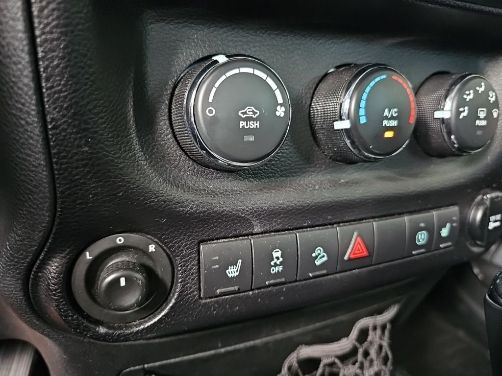 Used 2014 Billet Metallic Clearcoat Jeep Unlimited Sahara image 14