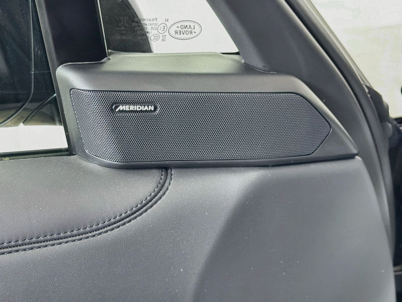 New 2026 Santorini Black LAND ROVER SE 7 Seats image 22