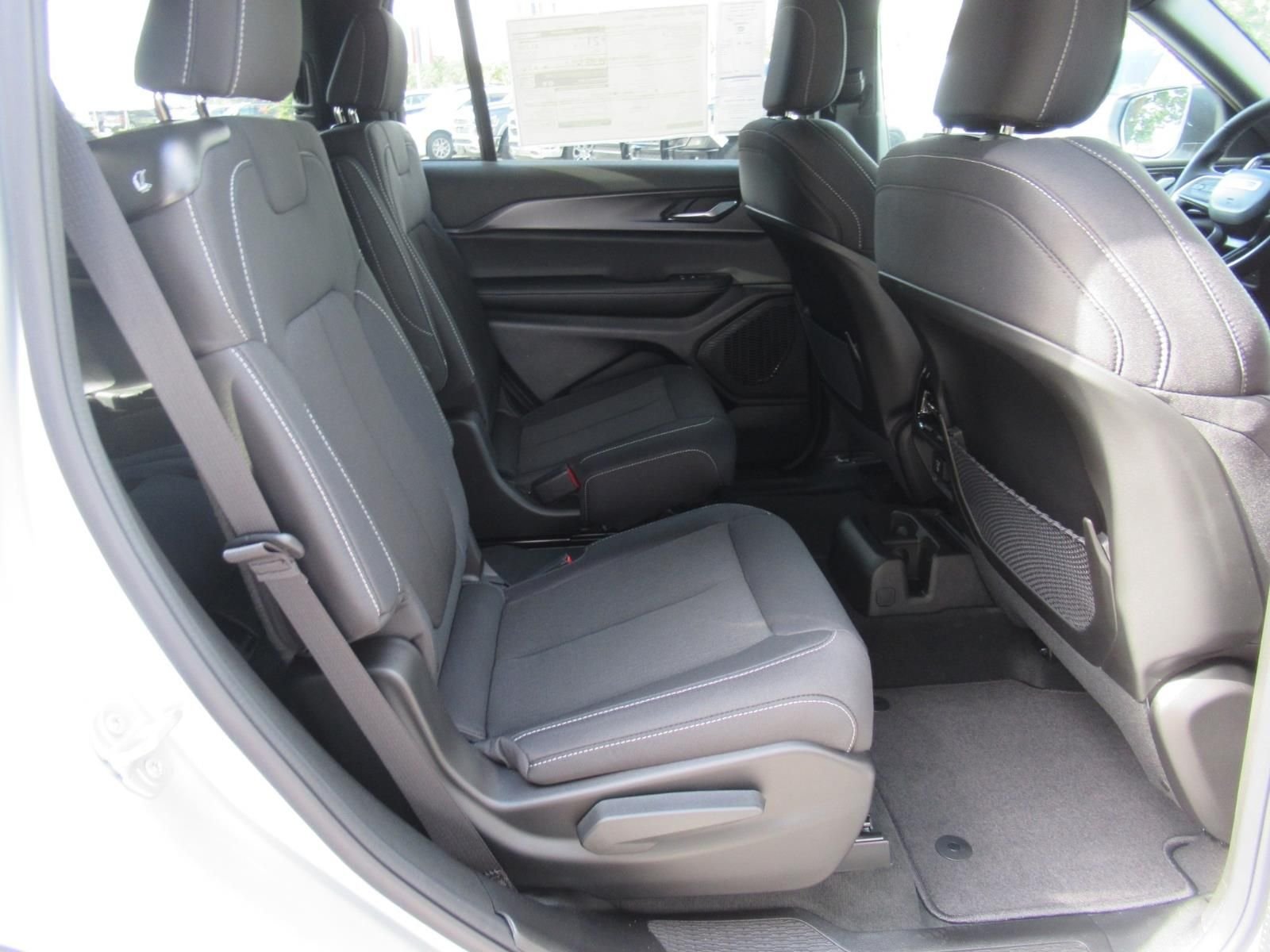 New 2026 Silver Zynith Exterior Paint Jeep Laredo X image 33