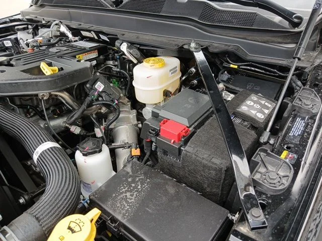 New 2026 Diamond Black Crystal Pearl-Coat Exterior Paint RAM Tradesman image 48