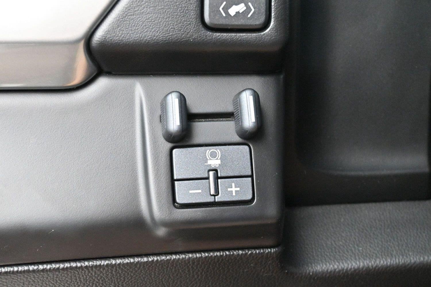 Used 2015 SUMMIT WHITE Chevrolet LTZ image 28