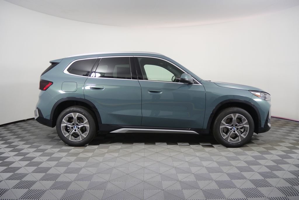New 2026 Cape York Green Metallic BMW xDrive28i image 2