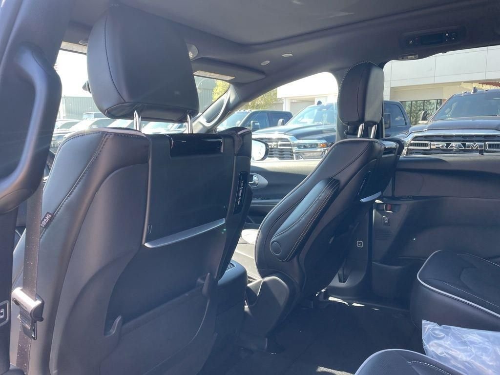 New 2026 Diamond Black Crystal Pearl-Coat Exterior Paint Chrysler Limited image 30