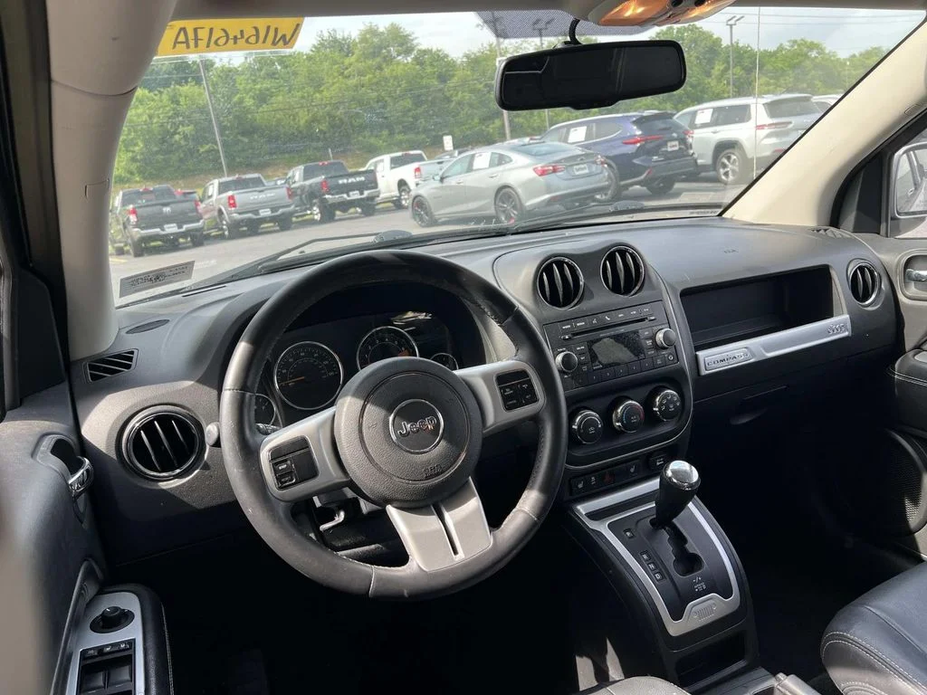 Used 2015 Silver Jeep Latitude image 20