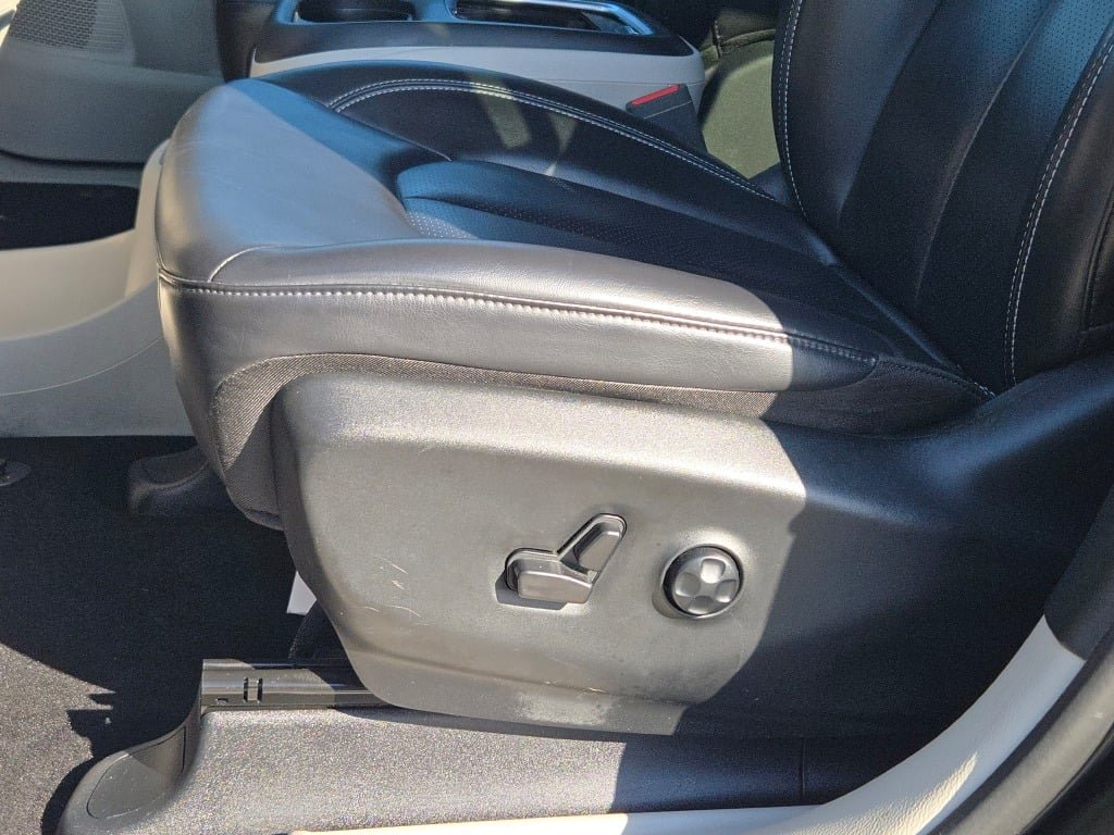 Used 2024 Black Chrysler Select image 24