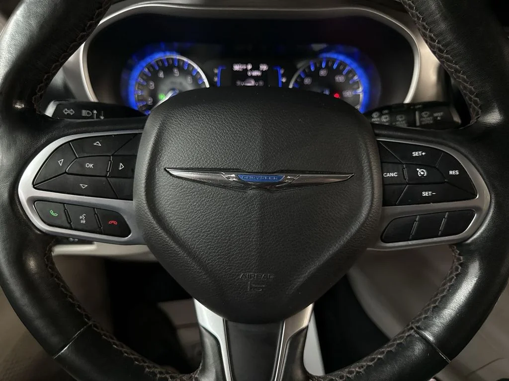 Used 2020 Crystal Metallic Chrysler Touring L image 22