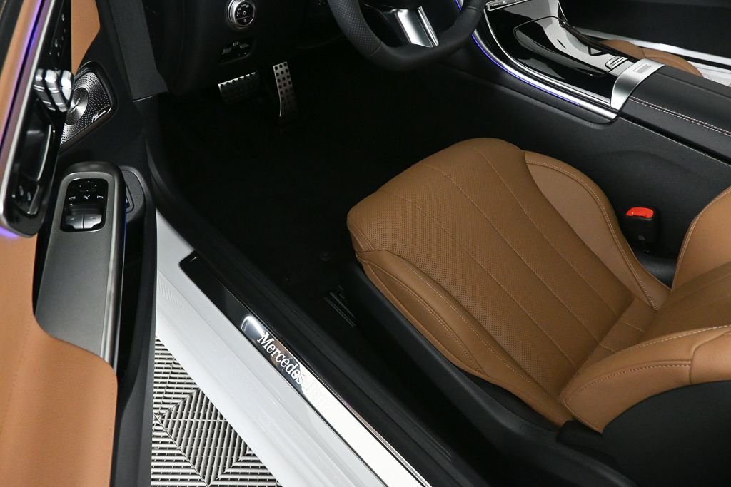 New 2026 MANUFAKTUR Moonlight White Metallic Mercedes-Benz CLE 300 image 7