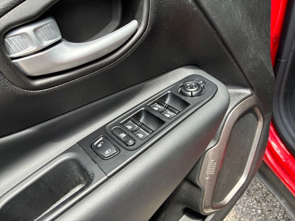 Used 2023 Red Jeep Latitude image 12