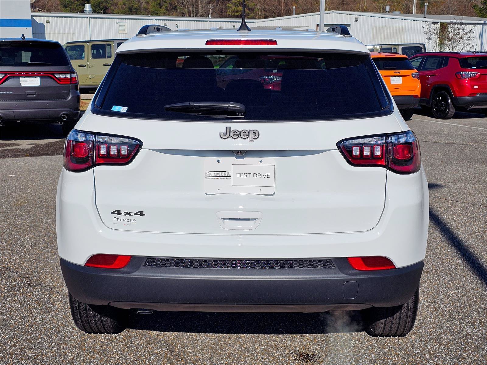New 2026 Bright White Clearcoat Jeep Latitude Altitude image 10